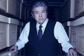 山口百惠老公69岁也挺帅气，穿衬衫配西装，中老年发福却不油腻图片