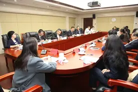 朱虹出席征求人大代表意见建议座谈会图片