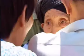 85岁的老母亲来到儿子棺椁前，伸手打了儿子一巴掌：你怎么能走在我的前面！图片