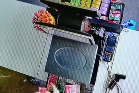 监控之下，女子监守自盗图片