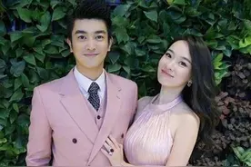 霍思燕明明是姐姐，却被杜江宠成小女孩，丰满身材穿纱裙气质惊艳图片
