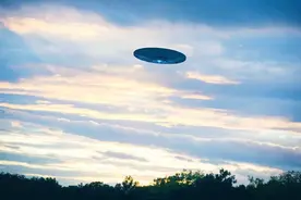 美国报警电话被打爆，多人在丹佛市的上空看到疑似UFO的神秘物体图片