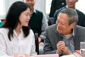 杨振宁先生和翁帆结婚的第16年图片