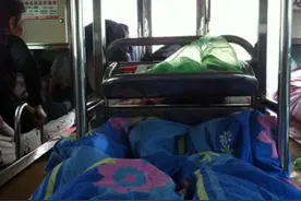 “人在囧途”大巴车上两个互不相识的女孩同睡一张卧铺，温暖治愈图片