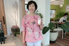 女人过了60岁，妈妈衫就该这么穿！搭配七分裤平底鞋，简单又减龄图片