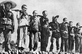 新四军侦察员乔装打扮，长袍内开枪击中汉奸脑袋，毙杀于婚床图片