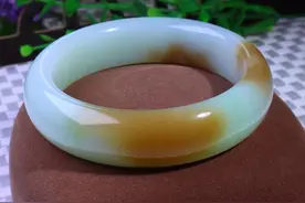 品质极好玉质极佳的手镯图片