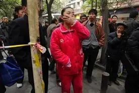 “睡衣妈妈”接孩子放学火了，不顾孩子尊严拒悔改：我有穿衣自由图片