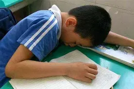 孩子上课睡觉，老师拍照发群点名批评，宝爸怒怼：你不配做老师图片