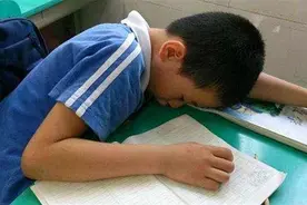 孩子上课睡觉，老师拍照发群点名批评，宝爸怒怼：你不配做老师图片