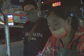 刘恺威收工逛夜市，穿毛衣配牛仔裤吃路边摊，挎皮包似“老干部”图片