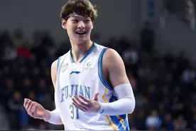 心疼广东功臣！躲开易建联，又给王哲林做替补，李春江是他的靠山图片