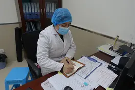 转运密切接触者 她把唯一的医疗防护服给了同事——两江新区社区卫生服务站站长杨梅的抗“疫”掠影图片