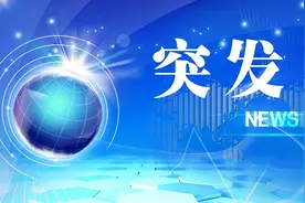 今晨外滩隧道，超高大巴闯入图片