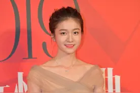 23岁张雪迎长大了，穿裸色纱裙扎丸子头，虽然很瘦却不缺少女人味图片