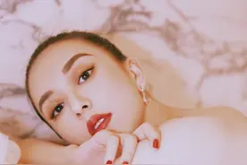 郭富城妻子拍摄婚纱照，棕色调妆容温婉大气，画面唯美动人图片