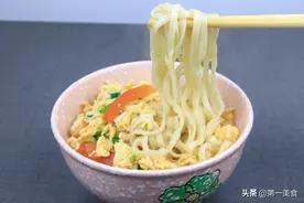 厨师长分享西红柿鸡蛋捞面条的做法，最简单快速的午餐，太地道了图片
