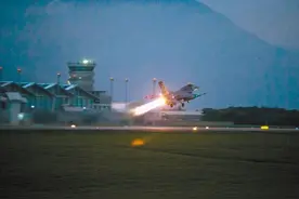 台海上空不平静！半夜战机狂飞，台湾民众惊醒，紧张问：是要开战了吗？图片