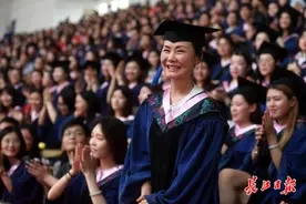 励志！陪女儿考研自己先考上！56岁"陪考妈妈"又考上了博士图片