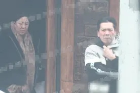 向华强夫妇罕见现身聚餐，和鲁豫有说有笑，向太站街头抽烟显霸气图片
