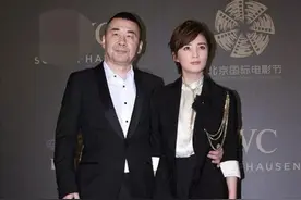 44岁蒋勤勤也老了，一身西装半透裙亮相，抬起下巴满是青筋显老态图片