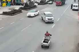 一组动图警示你：任性妄为电三轮，摇摇晃晃太吓人！图片
