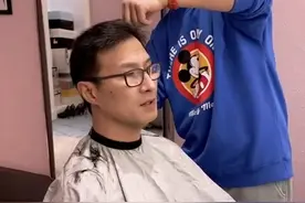 章子怡为汪峰发新歌预热，晒剪头视频搞笑，汪峰：明天还有啥大事图片