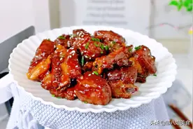 做糖醋排骨，别用番茄酱，教您详细做法，酸甜适口，色泽红亮图片