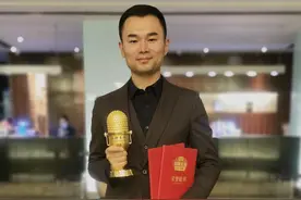 祝贺！荆州广播电视台主持人刘鹏辉荣获“全国城市十佳金牌主播”称号图片