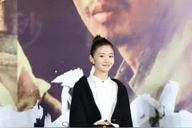 20岁谋女郎与张艺谋同框，千人选拔脱颖而出，与张导小女儿神似图片