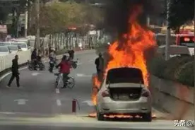 突发！广州解放路一出租车自燃，现场冒出火光图片