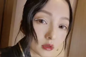张韶涵晒眼妆颇具前卫风格，吸引网友目光的还有她的发际线图片