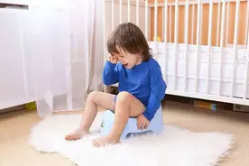 孩子为啥不在幼儿园大便？家长了解原因后，不忍心责怪老师和宝宝图片
