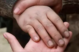 她们曾经的纤纤玉指，如今是什么模样？图片