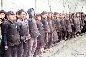 1942年的西安，士兵衣衫褴褛像个乞丐，童子军目光刚毅充满杀气图片