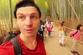 老外到日本旅游，一到旅游景点全是人，太挤了！听外国人怎么说视频封面