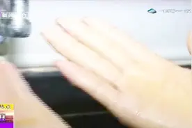 妈妈办理港澳通行证，没有指纹无法办理，背后的原因让人鼻子一酸视频封面