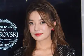赵薇身穿黑色波点v领衬衫，大秀纤细锁骨图片