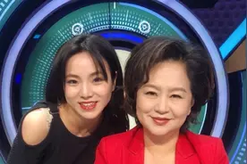 54岁主持人鞠萍近照，颧骨凸起眼睛浮肿，笑容慈祥十分亲切图片