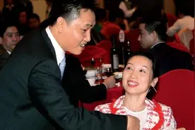 不羡鸳鸯不羡仙，只羡黄光裕娶杜鹃。黄光裕常有，而杜鹃太少！图片