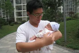 “小婴儿能有什么坏心思？”宝宝一抱就笑，一放就哭并非耍花招图片