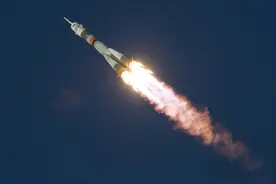 依靠向后喷气能够推动物体前进，宇宙近乎真空，为何也能这样做？图片