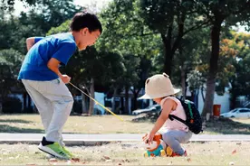 帅气哥哥带妹妹上学，被误认为是爸爸，网友：咱家还缺不缺嫂子？图片