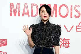 正式场合永远精致漂亮的周迅，日常穿搭很随意图片