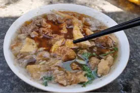 山东枣庄80岁夫妻集上卖丸子汤，环境脏乱差，客人却吃得满嘴香图片