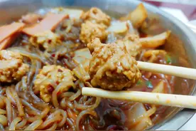 为什么大厨煮的肉丸子细腻爽滑？而你的口感差还会散？技巧在这图片