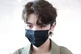 请不要散发魅力了！灵超穿军绿色连体工装大眼清澈图片