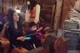 baby带儿子现身迪士尼，4岁小海绵长过妈妈腰，虎头虎脑太像爸图片