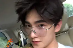 杨洋怀抱花束自拍，炸毛造型也挡不住的帅气图片