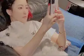 43岁金喜善罕晒照，白到发光宛若少女，躺沙发抱狗未见富豪老公图片
